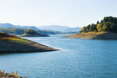 Pertusillo Gölü üzerindeki güzel sakin manzaralar Val d 'agri, Basilicata