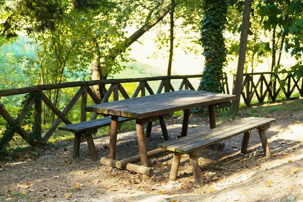 Posto picnic nella foresta vicino al lago Pertusillo e paesaggio diga — Foto Stock
