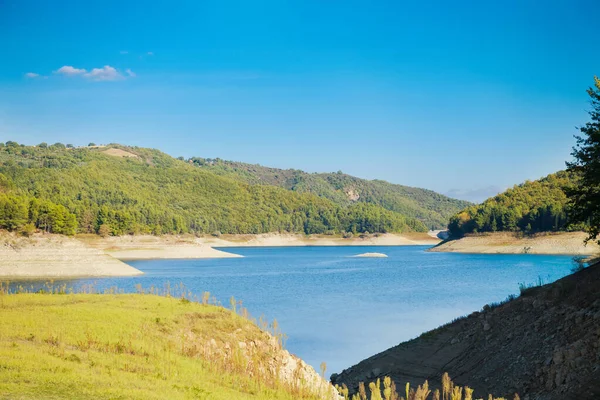 Krásné relaxační krajiny nad jezerem Pertusillo v údolí d 'agri, bazilika — Stock fotografie