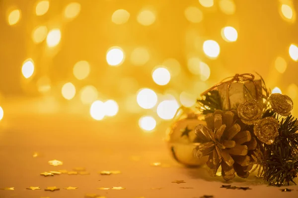 Boules de décoration de Noël avec branches de sapin sur panneau en bois sur fond flou clair — Photo