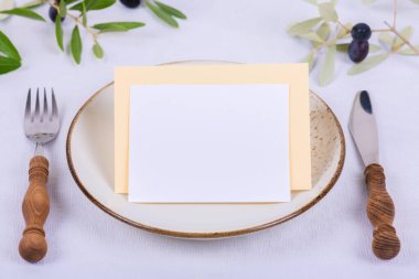 Kartlar davetiye, menü, zeytin dalı ile porselen bir tabağa yerleştirme kartı için modellenir.