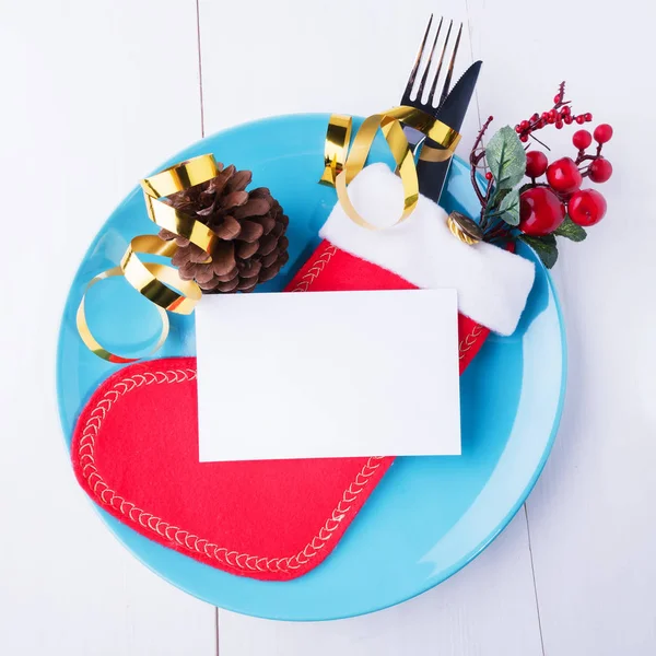 Ambiente de lugar festivo com armazenamento de natalaConfiguração de mesa com convite simulado ou cartão de lugar para celebração de Natal e Ano Novo — Fotografia de Stock