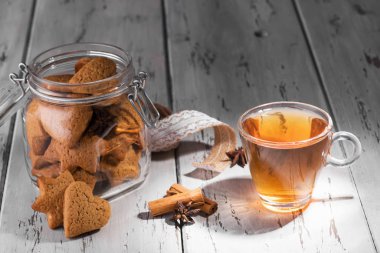 Noel hediyesi: eski püskü doğal ahşap arka planda kalp kurabiyesi şeklinde zencefilli kurabiye. Sıfır atık