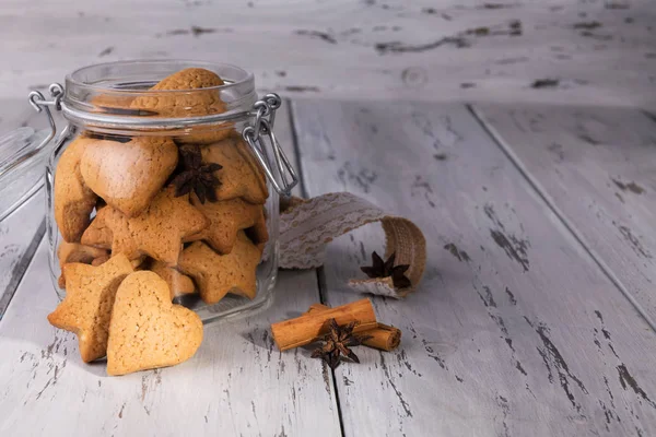 Christmas edible gift: ginger cookies shaped as heart cookies on a shabby natural wooden background. Zero waste — Stock Photo, Image