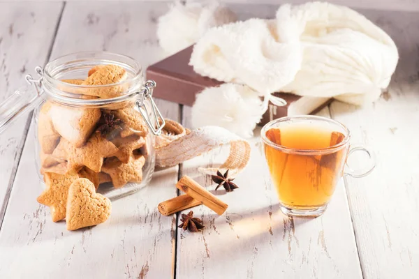 Presente comestível de Natal: biscoitos de gengibre em forma de biscoitos do coração em um fundo de madeira natural gasto. Natal zero resíduos . — Fotografia de Stock