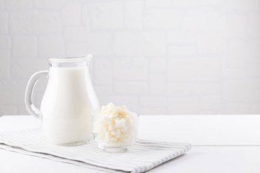 Beyaz arka planda kefir taneleri olan ev yapımı mayalanmış içecek kefir, doğal mayalanmış gıda ve bağırsak sağlığı kavramı