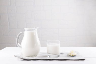 Beyaz arka planda kefir taneleri olan ev yapımı mayalanmış içecek kefir, doğal mayalanmış gıda ve bağırsak sağlığı kavramı