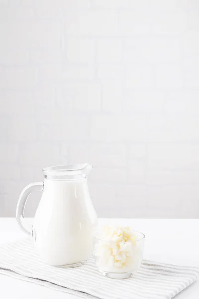 Kéfir casero de la bebida fermentada con los granos del kéfir en un tazón sobre un fondo blanco, concepto de alimento fermentado natural y salud intestinal —  Fotos de Stock