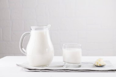 Beyaz arka planda kefir taneleri olan ev yapımı mayalanmış içecek kefir, doğal mayalanmış gıda ve bağırsak sağlığı kavramı