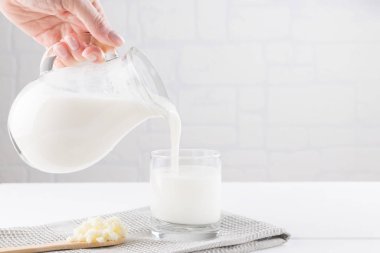 Beyaz arka planda kefir taneleri olan ev yapımı mayalanmış içecek kefir, doğal mayalanmış gıda ve bağırsak sağlığı kavramı