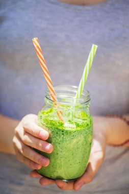 Yaz sağlıklı detoks içeceği: Parlak yeşil smoothie