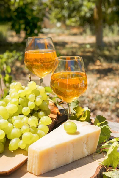 Bernsteinwein in Gläsern auf die Natur: Stilleben mit Käse, Trauben und Wein im rustikalen Stil. georgischer Nationalwein oder italienischer Wein passito — Stockfoto