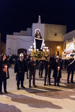 Avetrana, İtalya - 19 Nisan 2019 - Kutsal Cuma günü Puglia 'da düzenlenen Paskalya ayini sırasında Meryem Ana' mız
