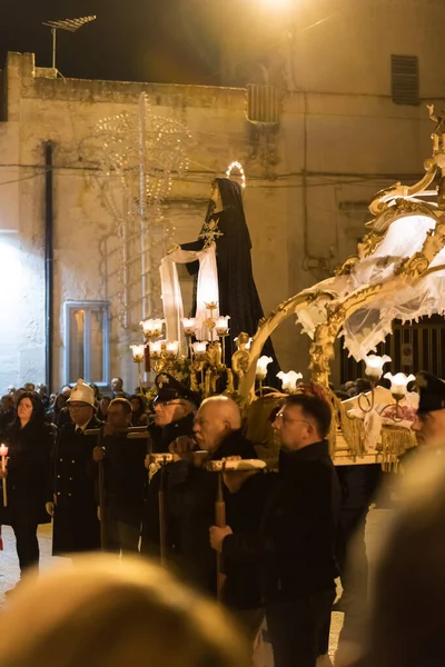 AVETRANA, ITALIA - 19 APRILE 2019 - La Vergine Maria Addolorata viene portata in processione durante i riti pasquali in Puglia il Venerdì Santo — Foto Stock