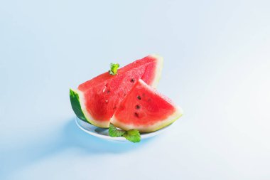 Açık mavi arkaplanda dilimlenmiş karpuz. Karpuz dilimi. Yaz kavramı. Sağlıklı Yaz Atıştırmalığı Konsepti, kopyalama alanı