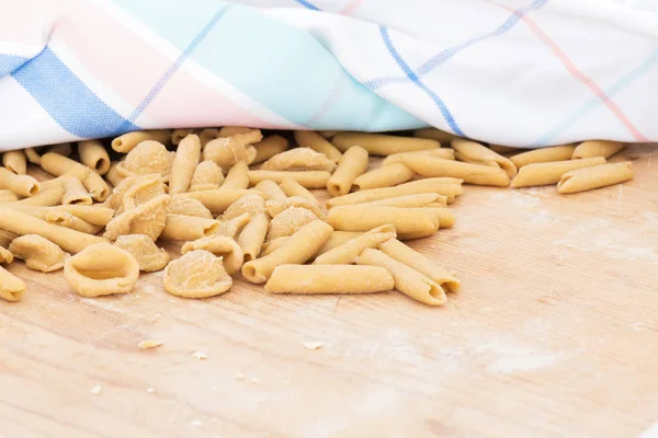 Hecho Casa Pasta Apuliana Cruda Fondo Pasta Italiana Llamada Orecchiette —  Fotos de Stock