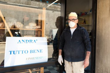 Avetrana, İtalya, Marth, 13, 2020. Tıbbi maskeli İtalyan fırıncı, Andra 'ya özel ders veriyor. Coronavirus' a karşı flaş kalabalığının afişinde her şey yolunda gidecek.