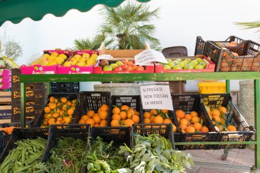 Avetrana, İtalya, Marth, 13, 2020. Üzerinde yazı olan meyve tezgahına lütfen İtalyanca dokunmayın. Karantina ve koronavirüs sırasında alışveriş yapın. Covid-19 pandemisi.