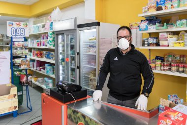 Avetrana, İtalya, Marth 16, 2020. Eldiven ve tıbbi maske takan, Coronavirüs salgını sırasında sağlık standartlarına saygılı, karantina covid-19, seçici odaklanma.