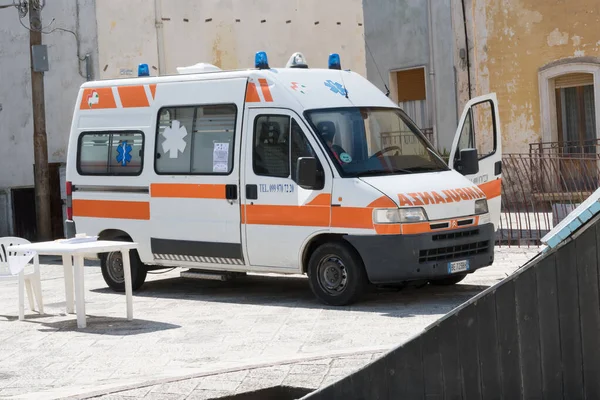 Van Ambulanza anlamı ambulansı İtalyan dilinde metinle tıbbi yardım almak için — Stok fotoğraf