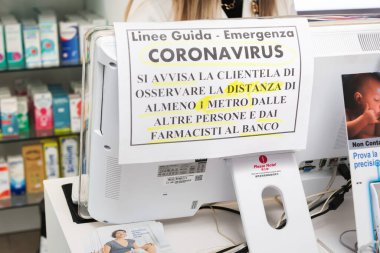 Avetrana, İtalya, - 19 Mart 2020 İtalyan eczanesindeki yazıt: Coronavirus, mesafeyi takip et, en az bir metre kal.