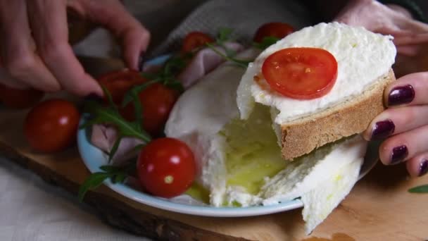 모차렐라 토마토 조각을 있습니다 수있는 이탈리아 샌드위치 이탈리아 글리아 — 비디오