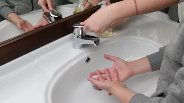 Coronavirus prevenzione pandemica lavarsi le mani con acqua calda sapone strofinando le dita lavarsi frequentemente o utilizzando gel disinfettante mano. — Video Stock