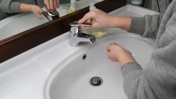 A kid washes hands with soap, Hands washing to prevention diffusion of virus and bacteria. Healthcare, Basic home hygiene. — Stock Video