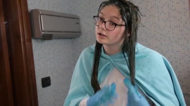 一个千禧年的女孩在家里的浴室里把她的金发染成蓝色 照镜子 验尸官检疫期间的自制护发素 这对她来说很困难 她很生气 她没有成功 — 图库视频影像