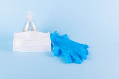 Virüs enfeksiyonunu önlemek için koruyucu kitler, jel el dezenfektanı, yüz koruyucu maske, mavi lateks eldivenler, antibakterik sabun. Bencillik kavramı, kendinizi koronavirüse karşı koruyun.