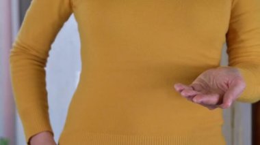 Ototenik kadın elleri Corona virüsünün yayılmasını önlemek için el dezenfektanı jeli kullanıyor. Kadın kendini covid-19 'dan korumak için alkol bazlı jel kullanıyor.