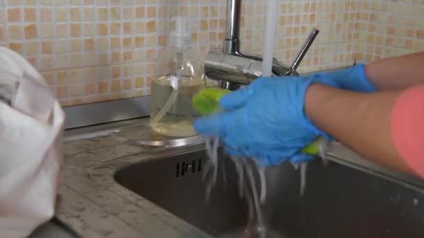Zbliżenie Żeńskiej Dłoni Rękawiczkach Medycznych Myje Cukinię Domu Podczas Epidemii — Wideo stockowe