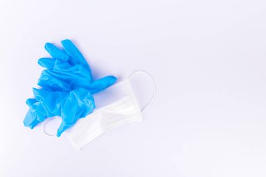 Buruşmuş eldiven ve tıbbi maske. Karantina sona erdi, Coronavirus salgınına karşı zafer COVID-19, kopyalama uzayı