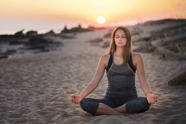 Ung Blond Kvinna Mediterar Kust Friska Pose Beach Sun Light — Stockfoto