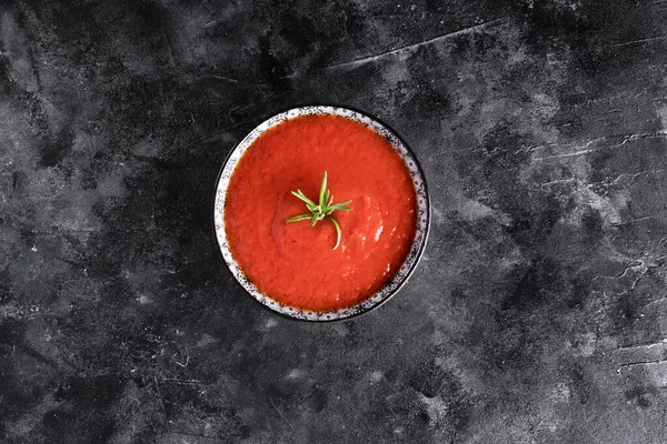 Zuppa Pomodoro Una Ciotola Decorata Con Rosmarino Pomodori Aglio Sfondo — Foto Stock