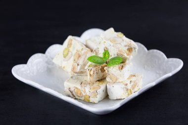 İtalyan torronu ya da nougat, Apulia 'dan badem ve şam fıstığı, geleneksel Noel tatlısı. Boşluğu kopyala