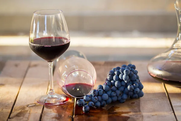 Glass Red Wine Purple Grapes Dropped Wine Glass Spilled Red — Stock Photo, Image