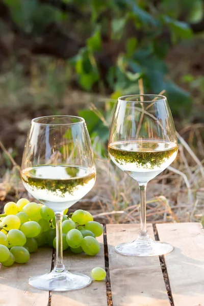 Two Glasses White Wine Wooden Background Outdoor Italy — Stock Photo, Image