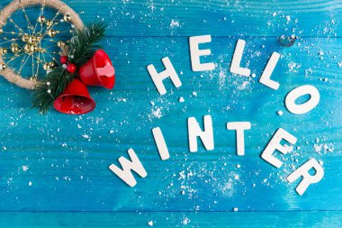 Kış havasında doku. Geçmişinde mavi ahşap arka planda Hello Winter harfleri var.