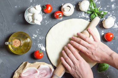 Ev yapımı hamur esaslı ketçaplı pizza ve pizza malzemesi.