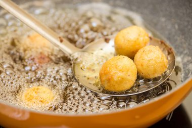 Kızartma tavasında köfte hazırlıyorum.