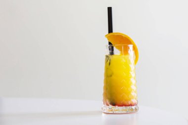 Tekila gün doğumu Kokteyl gri arka planda izole