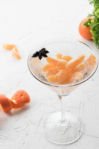 Jul Alkoholhaltig Cocktail Med Mandariner Vodka Och Stjärnanis Atmosfäriskt Nyårsfoto — Stockfoto