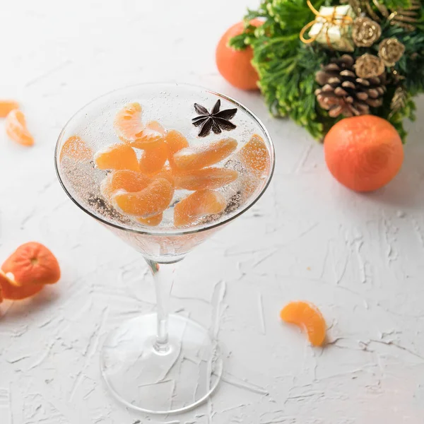 Cocktail Alcolico Natalizio Con Mandarini Vodka Anice Stellato Foto Suggestiva — Foto Stock