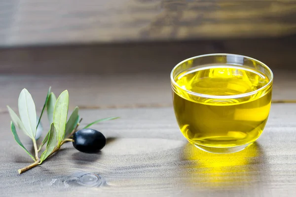 Olivenöl Und Olivenzweig Auf Dem Holztisch Italienische Küche Mediterrane Ernährung — Stockfoto