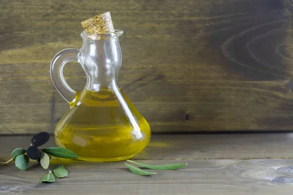 Olivenöl Extra Vergine Und Olivenzweig Auf Dem Holztisch Mit Kopierraum — Stockfoto