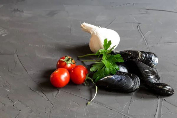 Composição Fresca Mexilhões Tomate Alho Salsa Sobre Fundo Cinzento Cozinha — Fotografia de Stock
