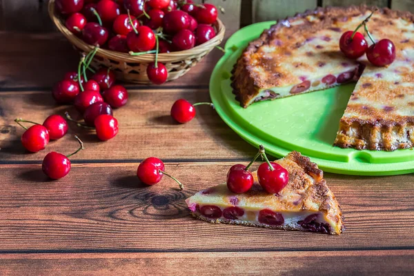 Pastel Clafoutis Francés Verano Con Una Cereza Sobre Fondo Madera — Foto de Stock