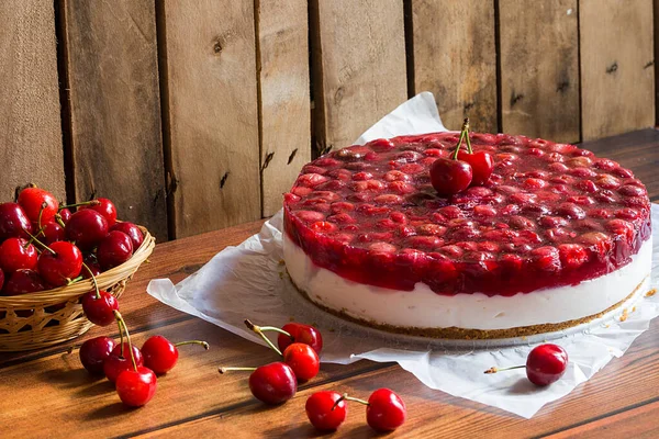 Kiraz jöleli soğuk cheesecake, lezzetli ve taze, ahşap arka planda vejetaryen