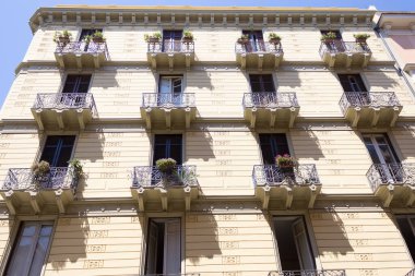 BARI, İtalya - 11 Temmuz 2018. Tipik İtalyan yerleşim yeri mimarisi. İtalyan şehri Bari 'de bir apartmanda. Bari, Adriyatik Denizi kıyısındaki Bari ve Apulia bölgesinin başkentidir.